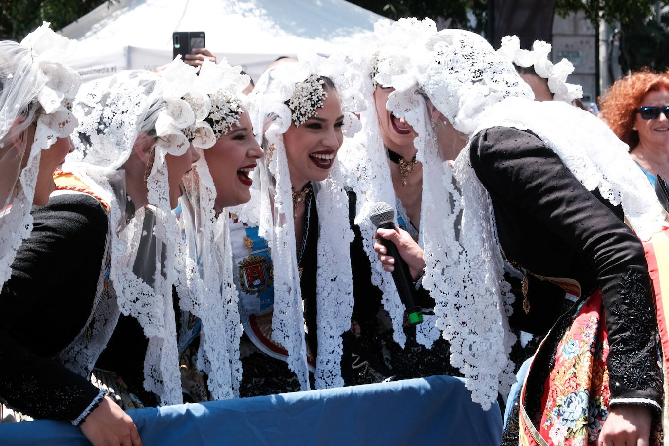 Calurosa y atronadora mascletà en Alicante en el día de la Cremà