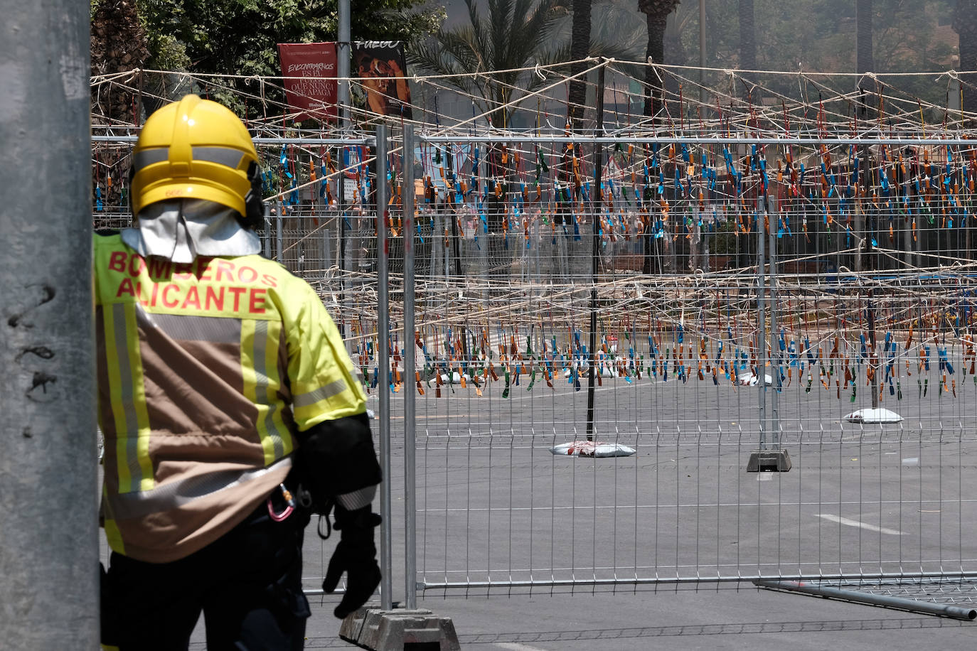 Calurosa y atronadora mascletà en Alicante en el día de la Cremà