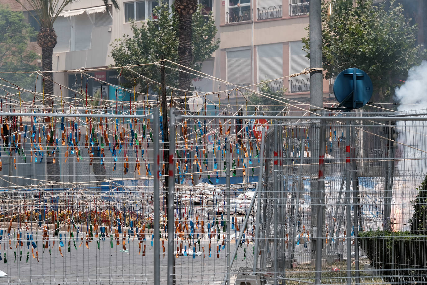 Calurosa y atronadora mascletà en Alicante en el día de la Cremà