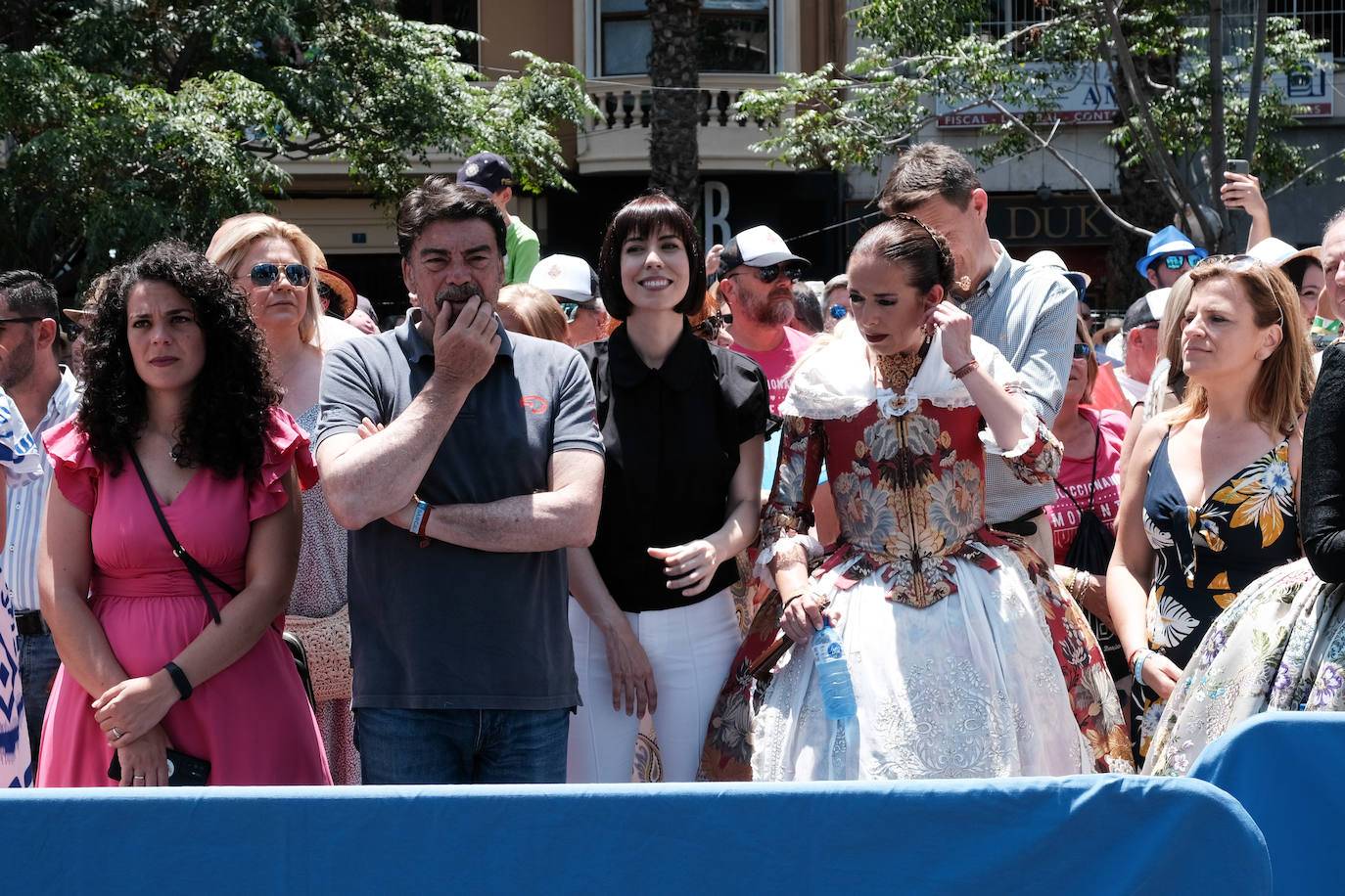 Calurosa y atronadora mascletà en Alicante en el día de la Cremà