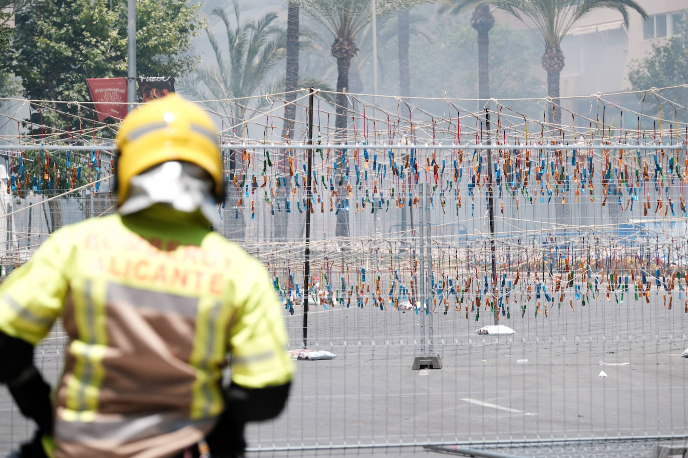Calurosa y atronadora mascletà en Alicante en el día de la Cremà