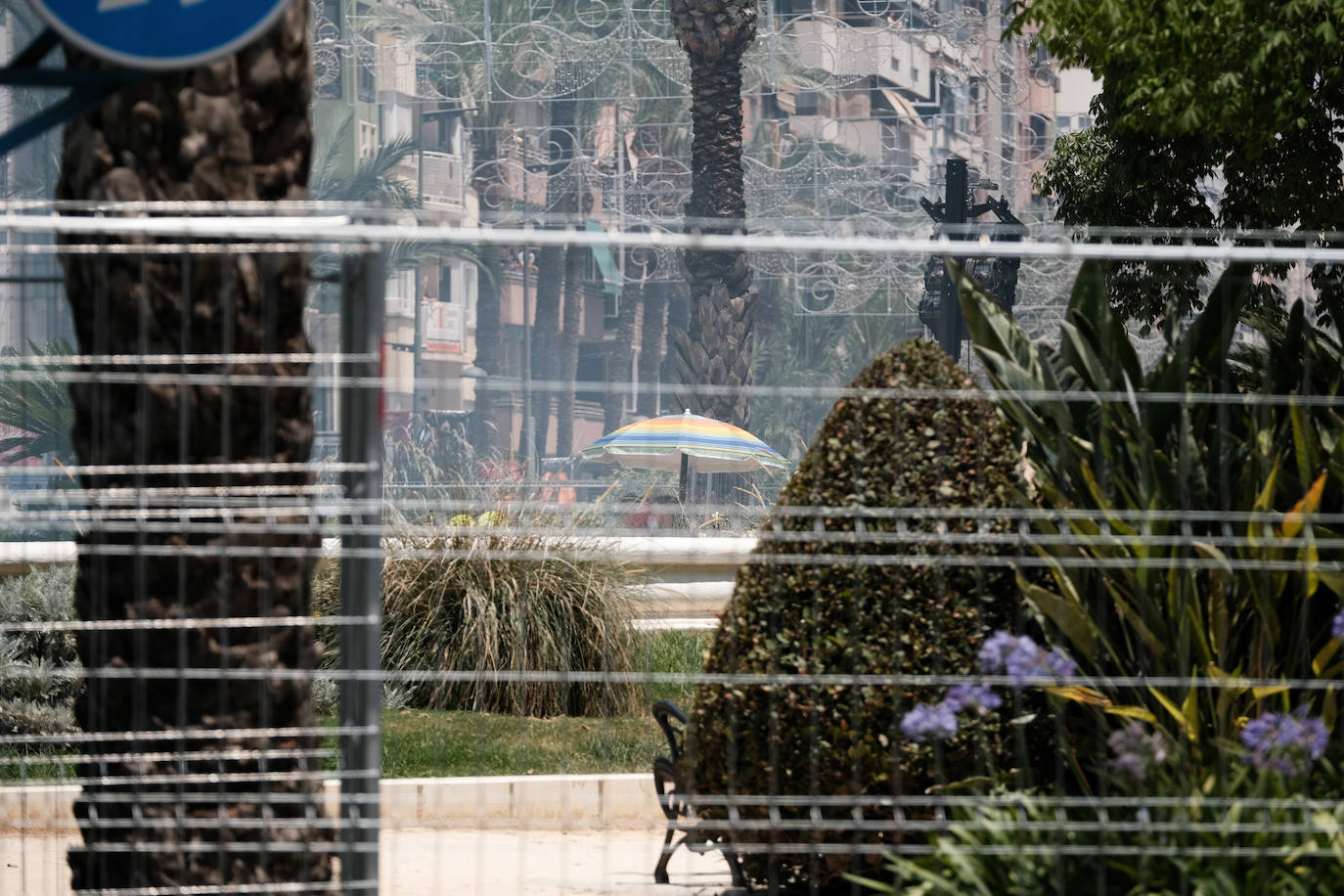 Calurosa y atronadora mascletà en Alicante en el día de la Cremà
