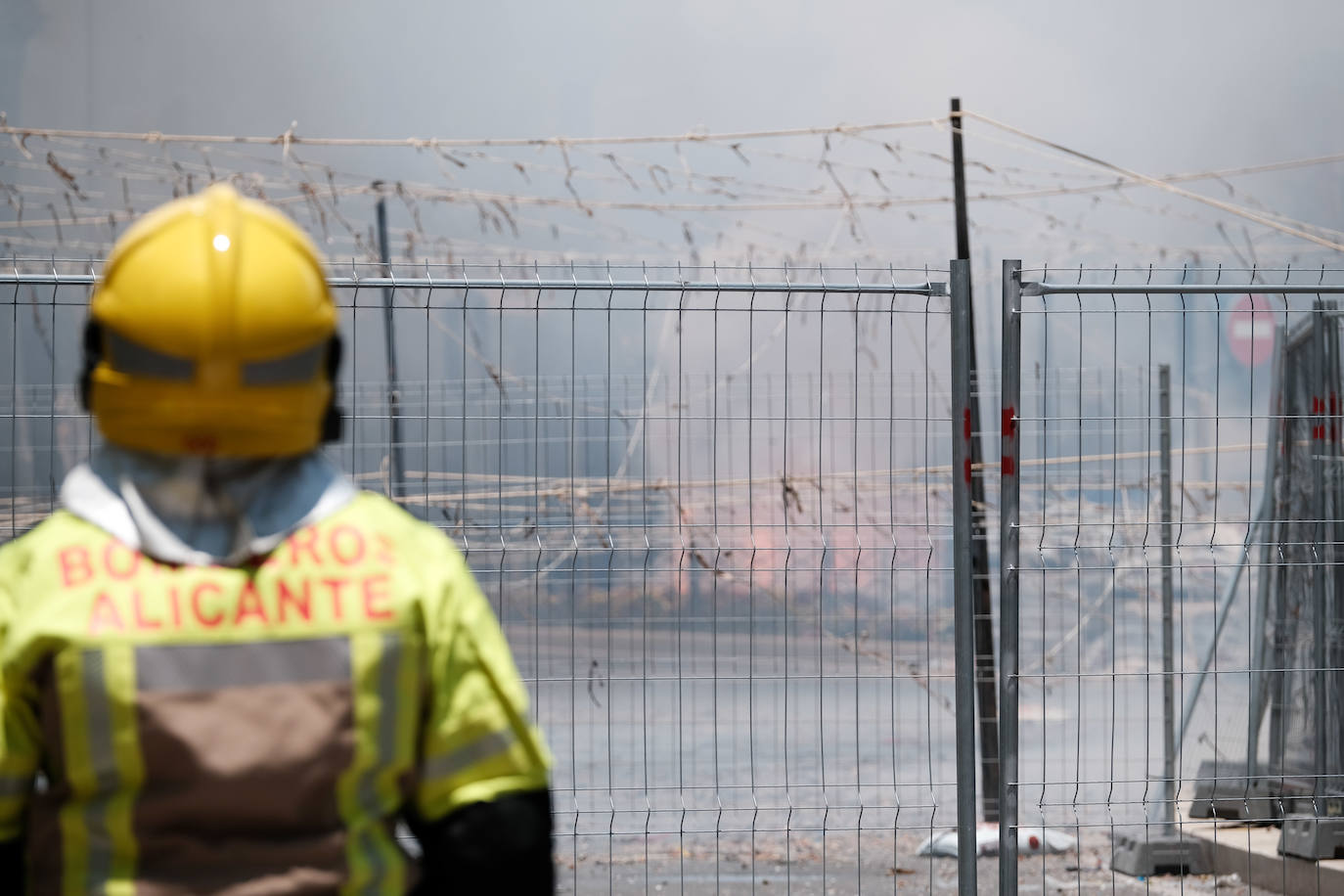 Calurosa y atronadora mascletà en Alicante en el día de la Cremà