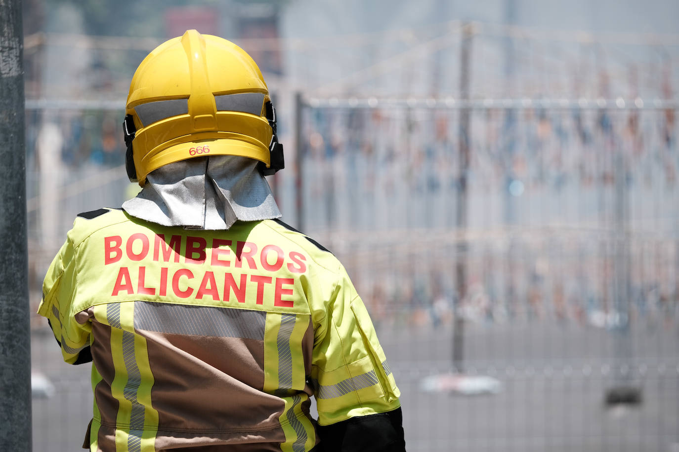Calurosa y atronadora mascletà en Alicante en el día de la Cremà