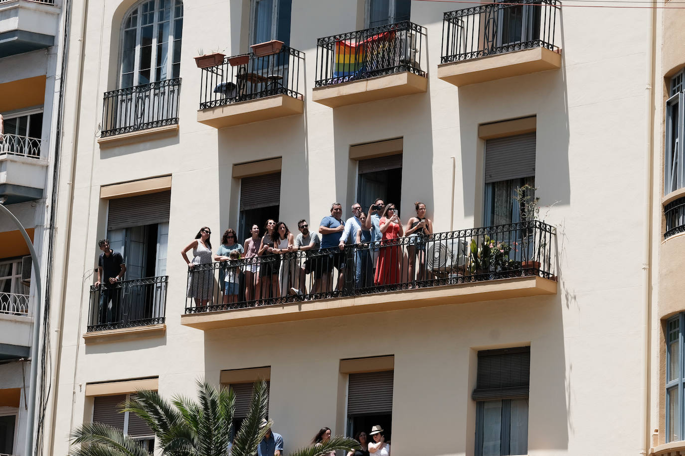 Calurosa y atronadora mascletà en Alicante en el día de la Cremà