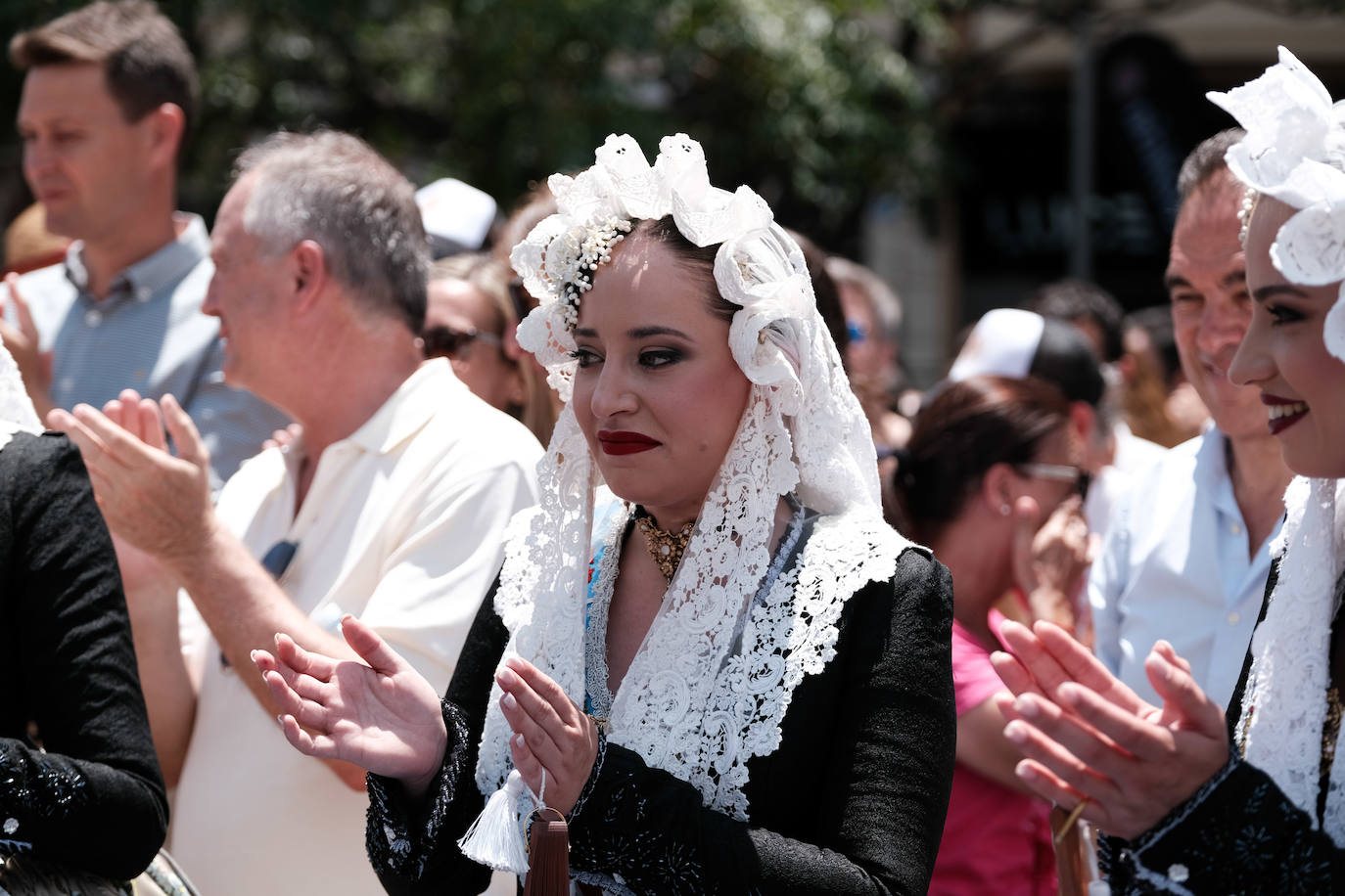 Calurosa y atronadora mascletà en Alicante en el día de la Cremà