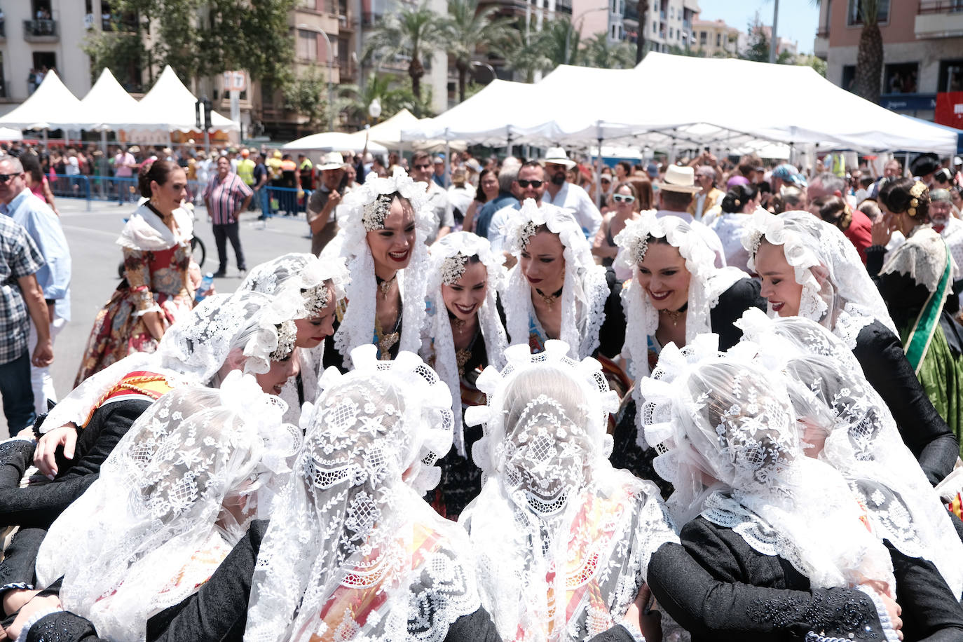 Calurosa y atronadora mascletà en Alicante en el día de la Cremà