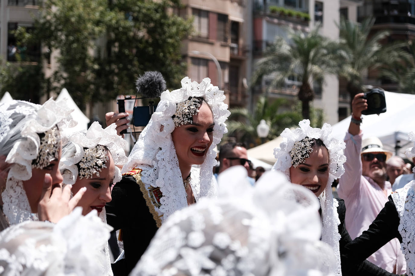 Calurosa y atronadora mascletà en Alicante en el día de la Cremà
