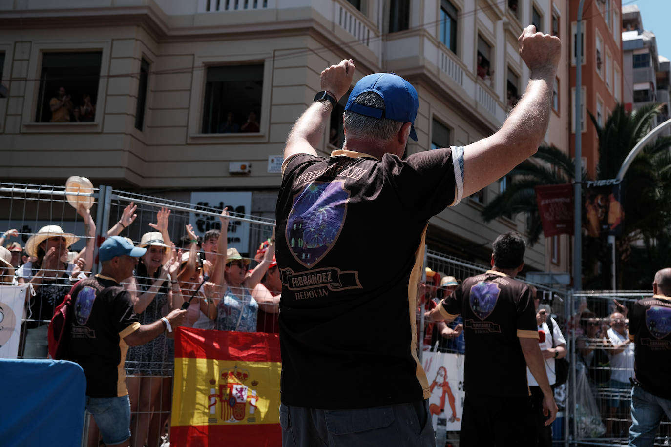 Calurosa y atronadora mascletà en Alicante en el día de la Cremà