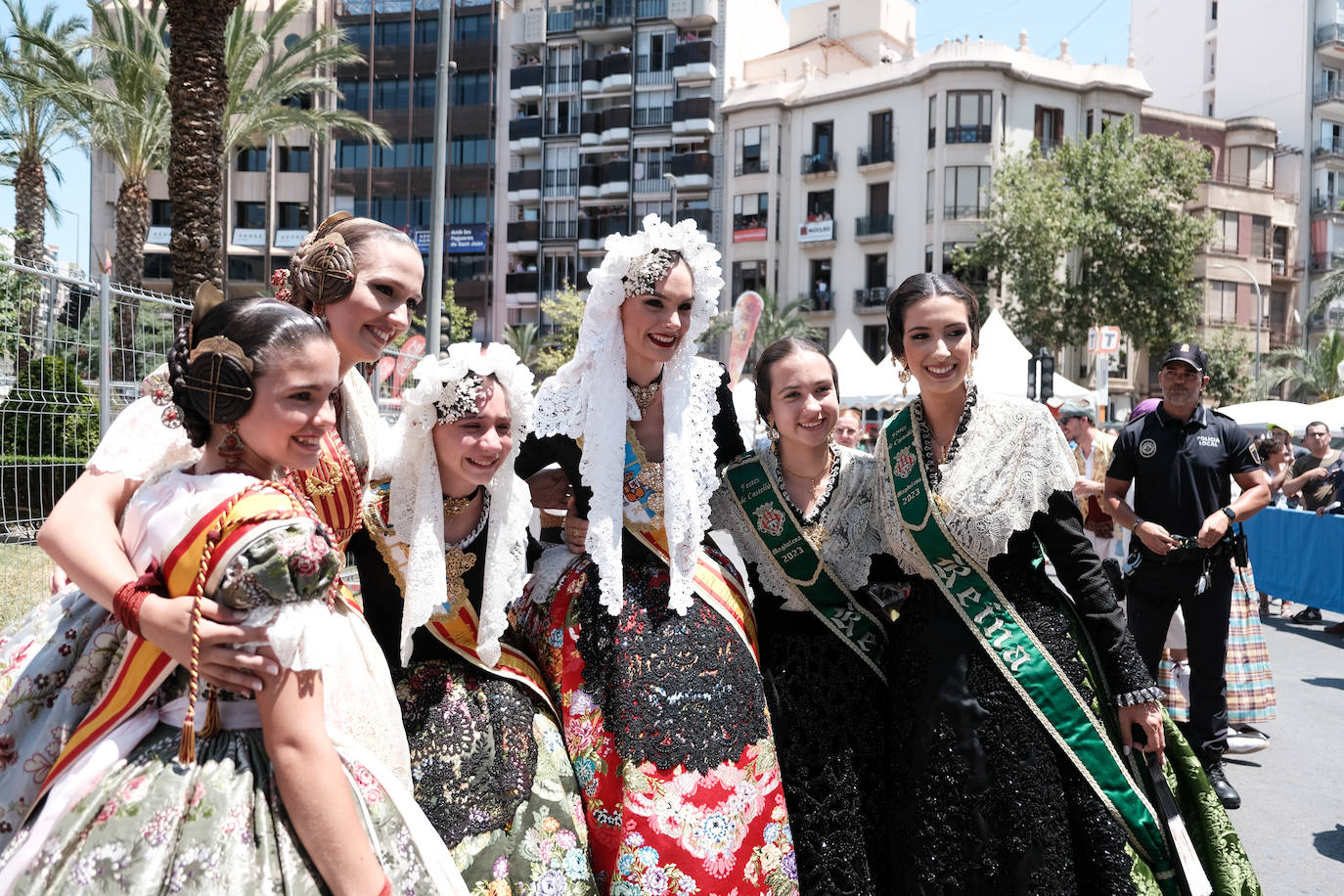 Calurosa y atronadora mascletà en Alicante en el día de la Cremà