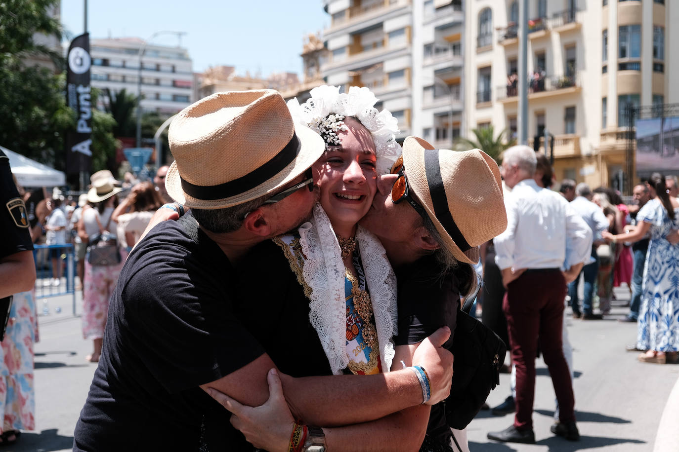 Calurosa y atronadora mascletà en Alicante en el día de la Cremà