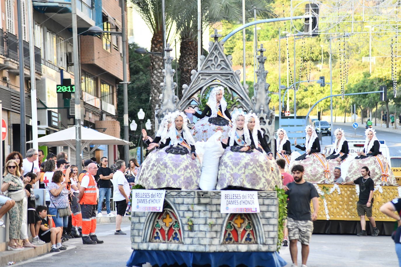 El coso multicolor llena Alicante de confeti después de una década