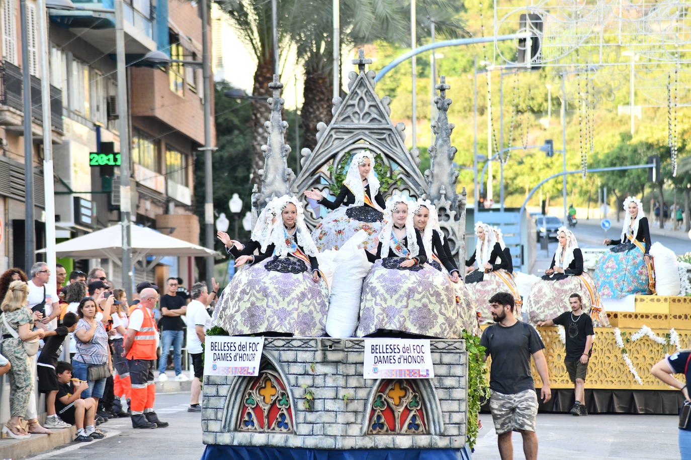 El coso multicolor llena Alicante de confeti después de una década