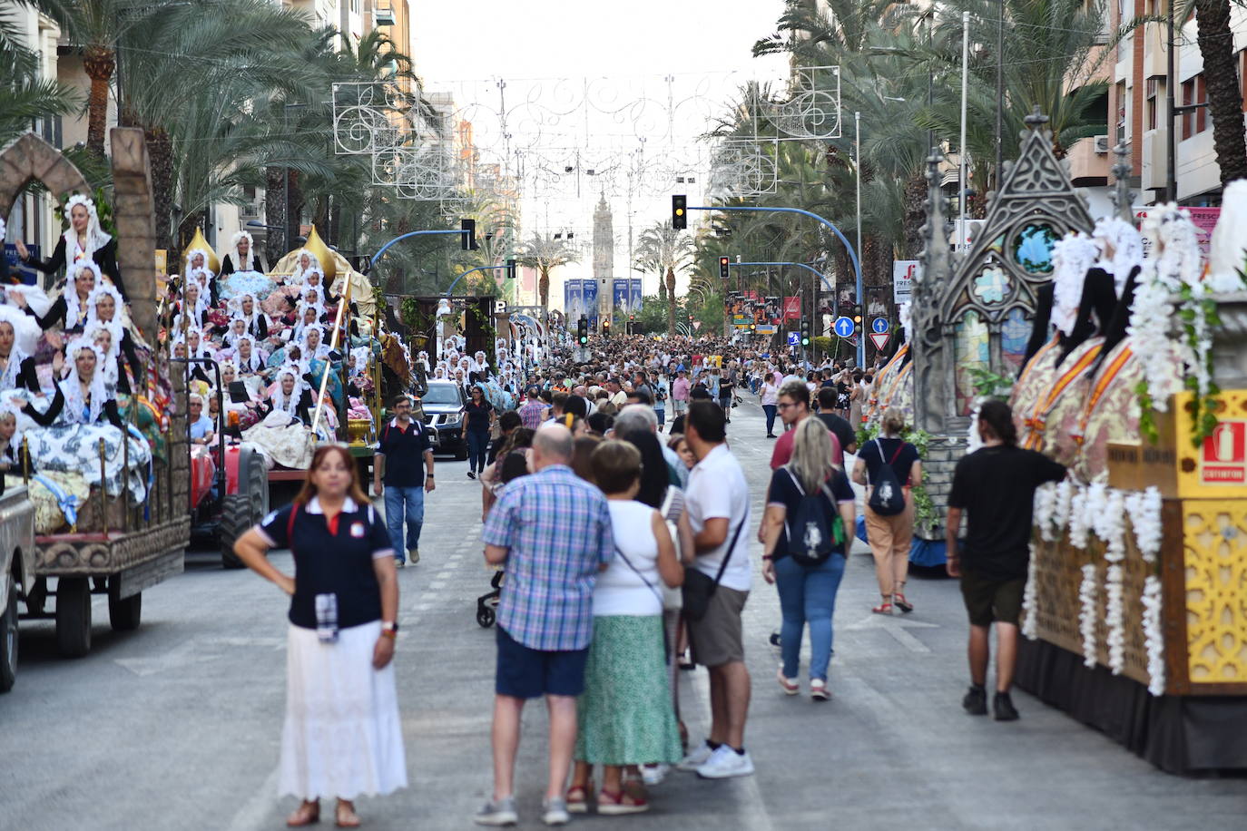 El coso multicolor llena Alicante de confeti después de una década