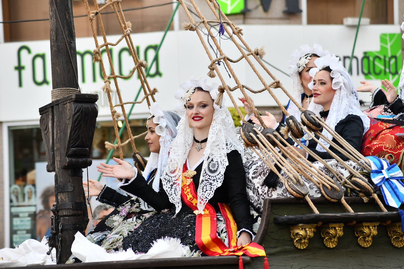 El coso multicolor llena Alicante de confeti después de una década