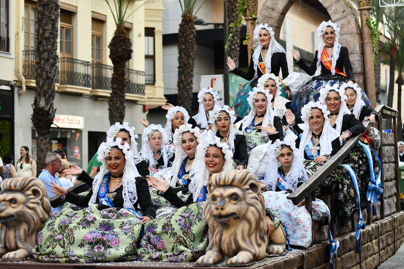 El coso multicolor llena Alicante de confeti después de una década