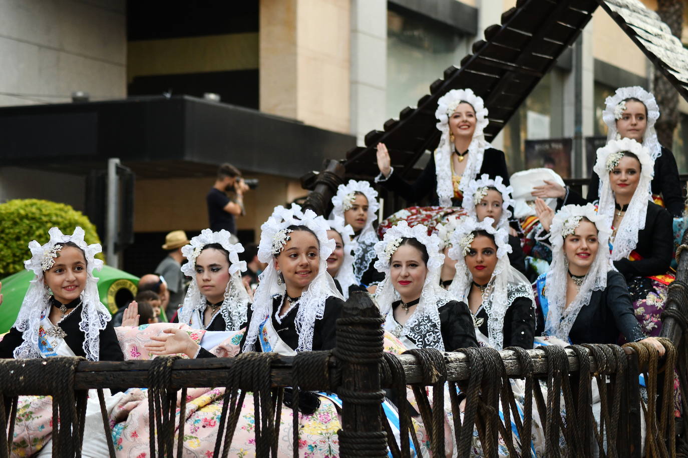 El coso multicolor llena Alicante de confeti después de una década