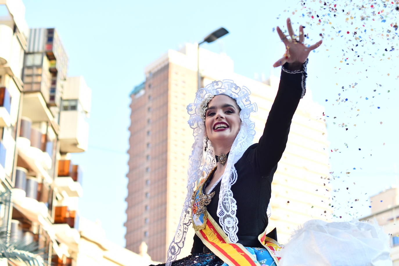 El coso multicolor llena Alicante de confeti después de una década