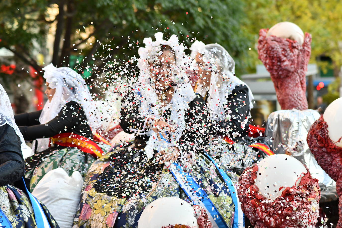 El coso multicolor llena Alicante de confeti después de una década