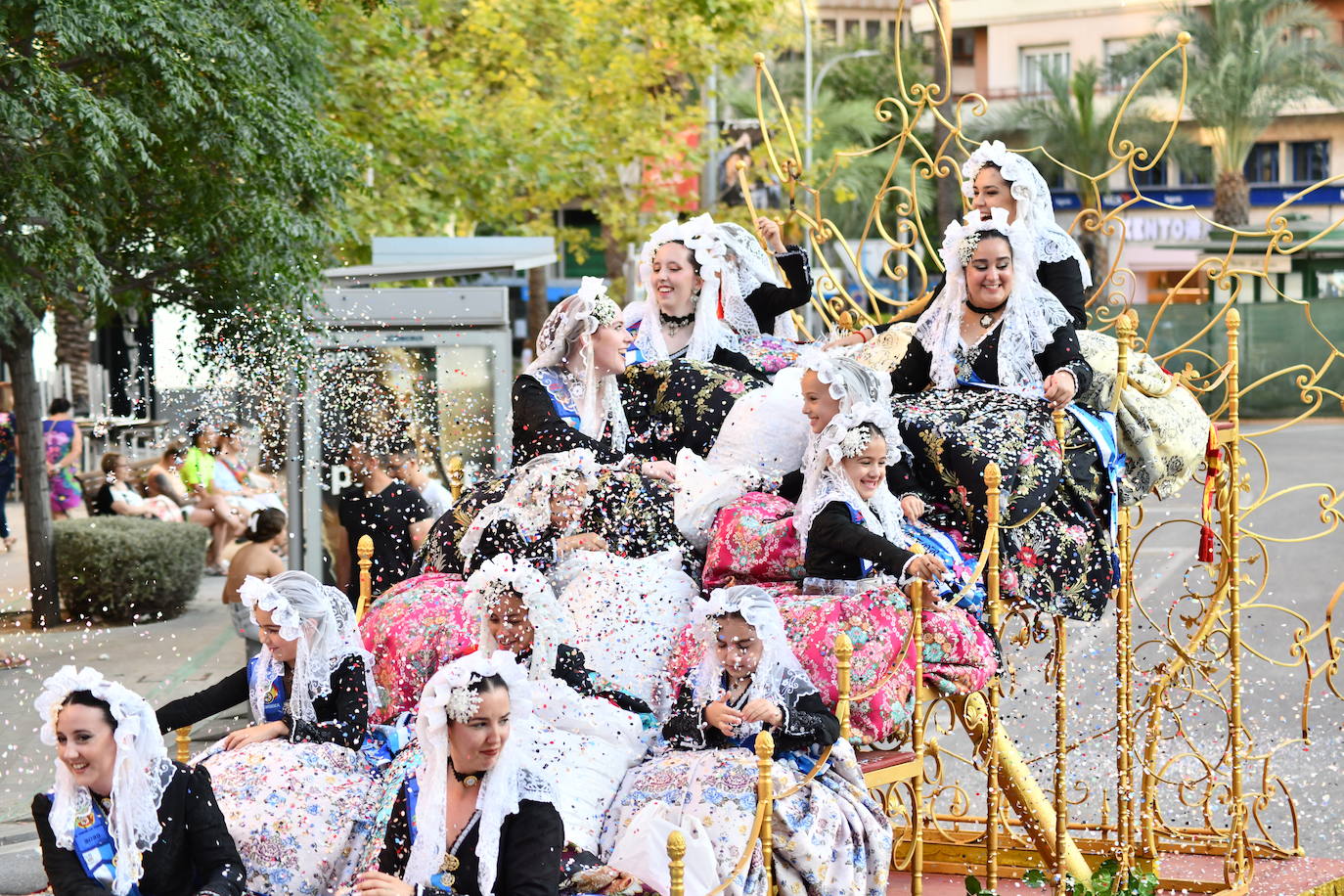 El coso multicolor llena Alicante de confeti después de una década