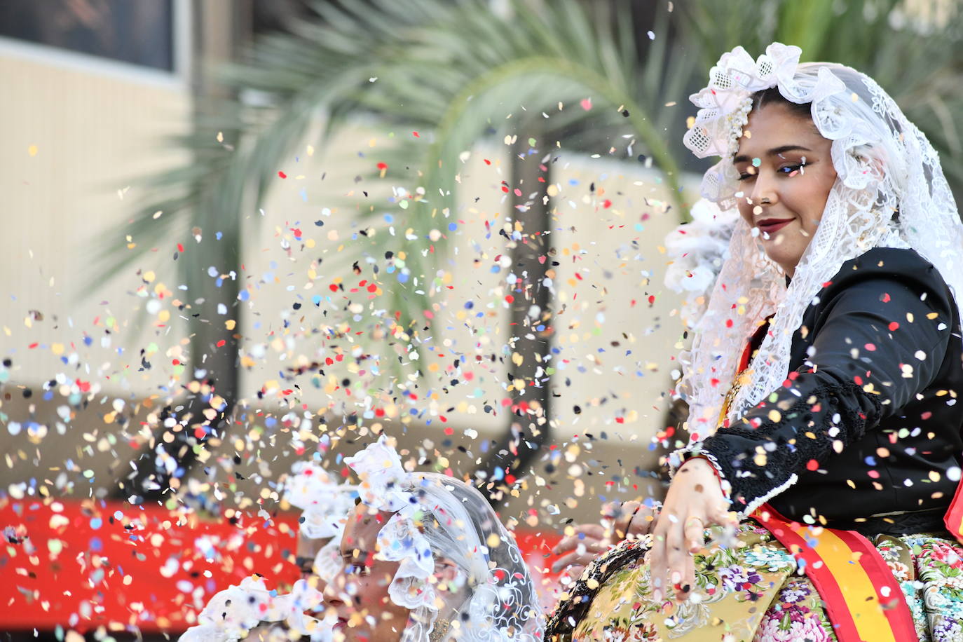 El coso multicolor llena Alicante de confeti después de una década