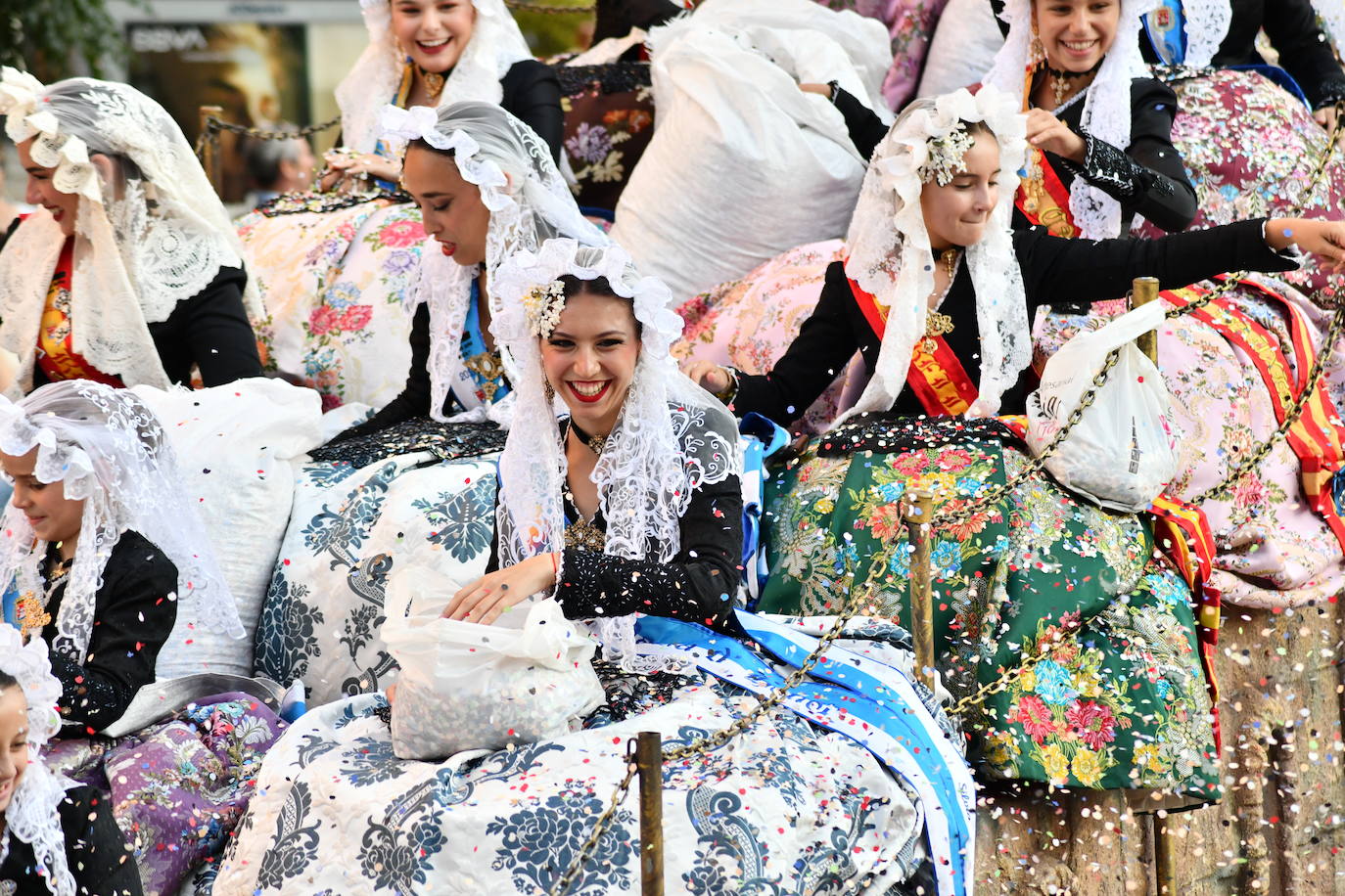 El coso multicolor llena Alicante de confeti después de una década