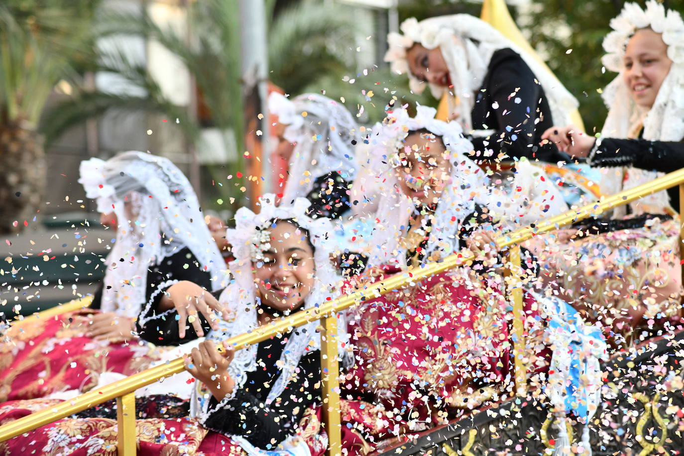 El coso multicolor llena Alicante de confeti después de una década