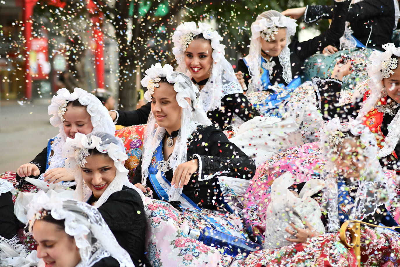 El coso multicolor llena Alicante de confeti después de una década