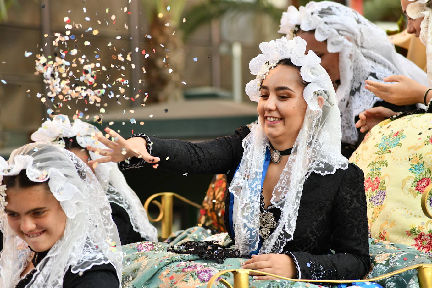 El coso multicolor llena Alicante de confeti después de una década