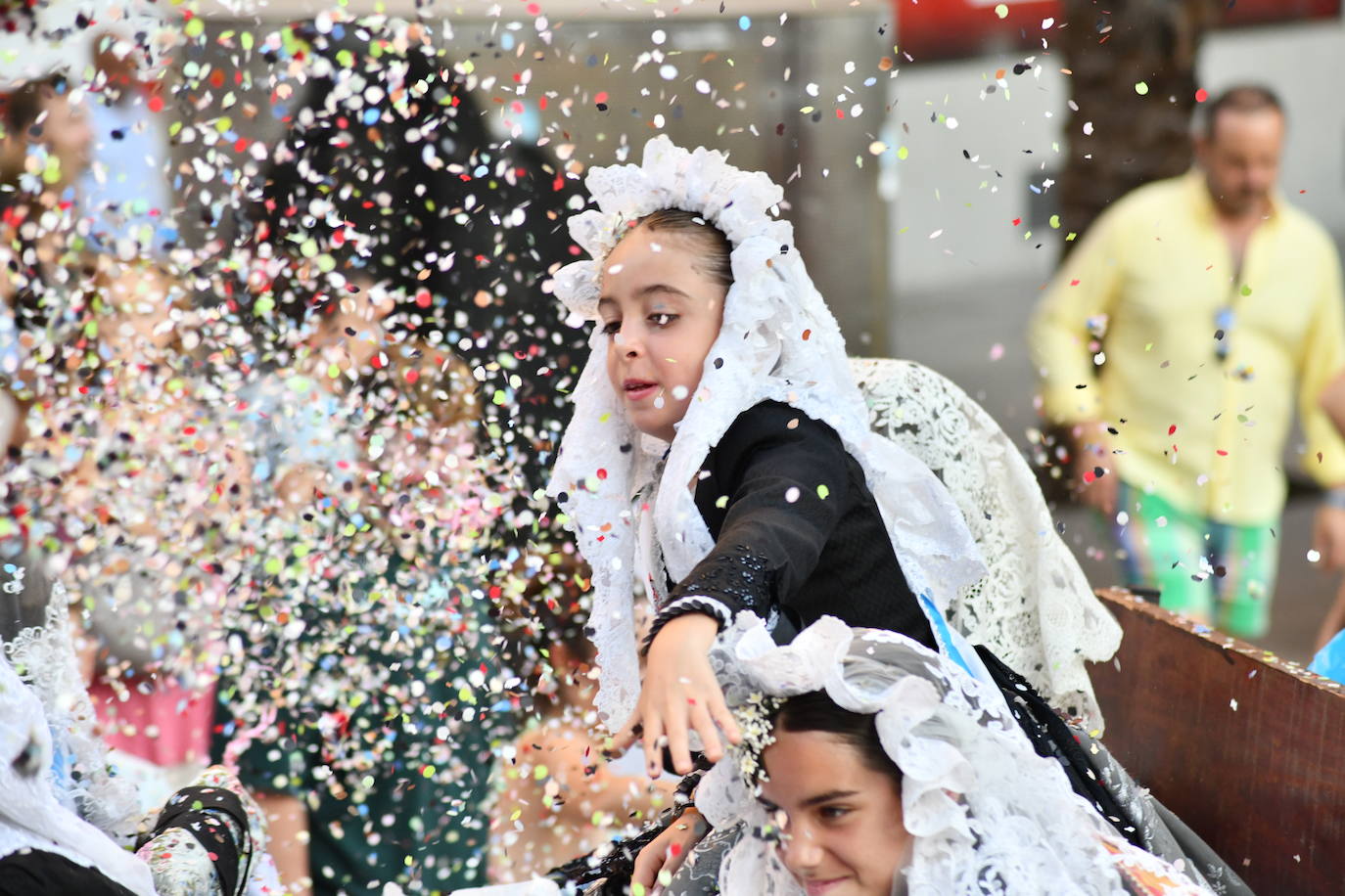 El coso multicolor llena Alicante de confeti después de una década