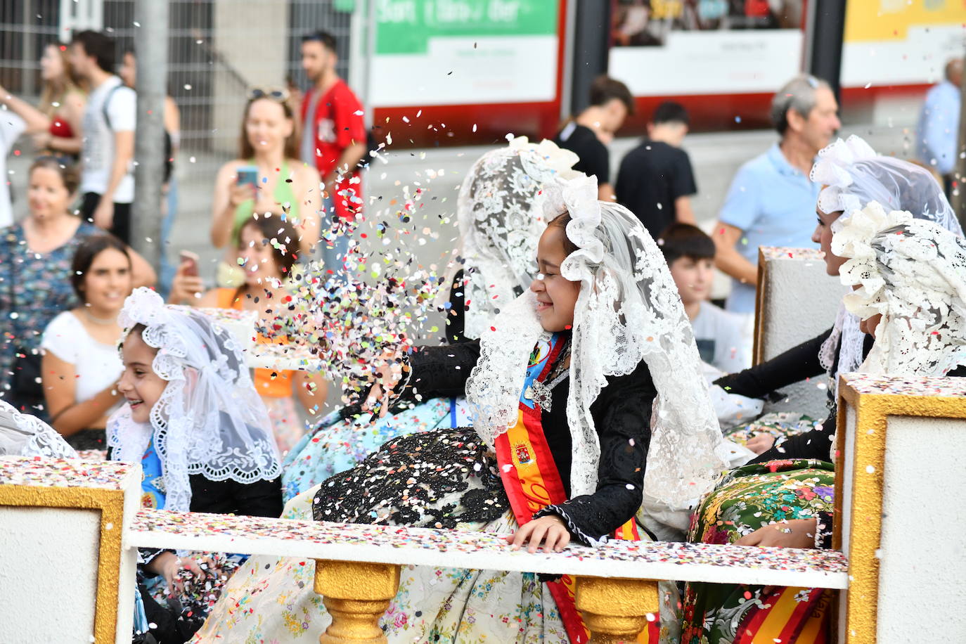 El coso multicolor llena Alicante de confeti después de una década