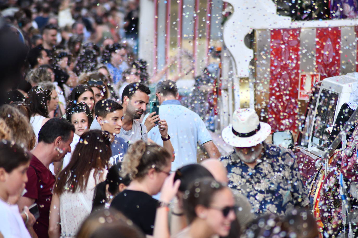 El coso multicolor llena Alicante de confeti después de una década