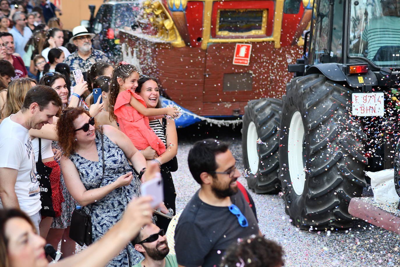 El coso multicolor llena Alicante de confeti después de una década