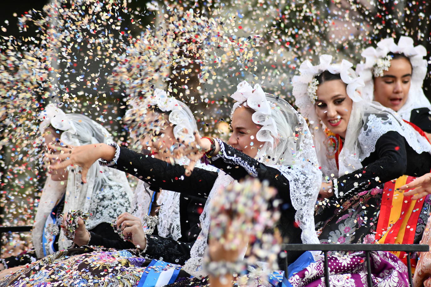 El coso multicolor llena Alicante de confeti después de una década