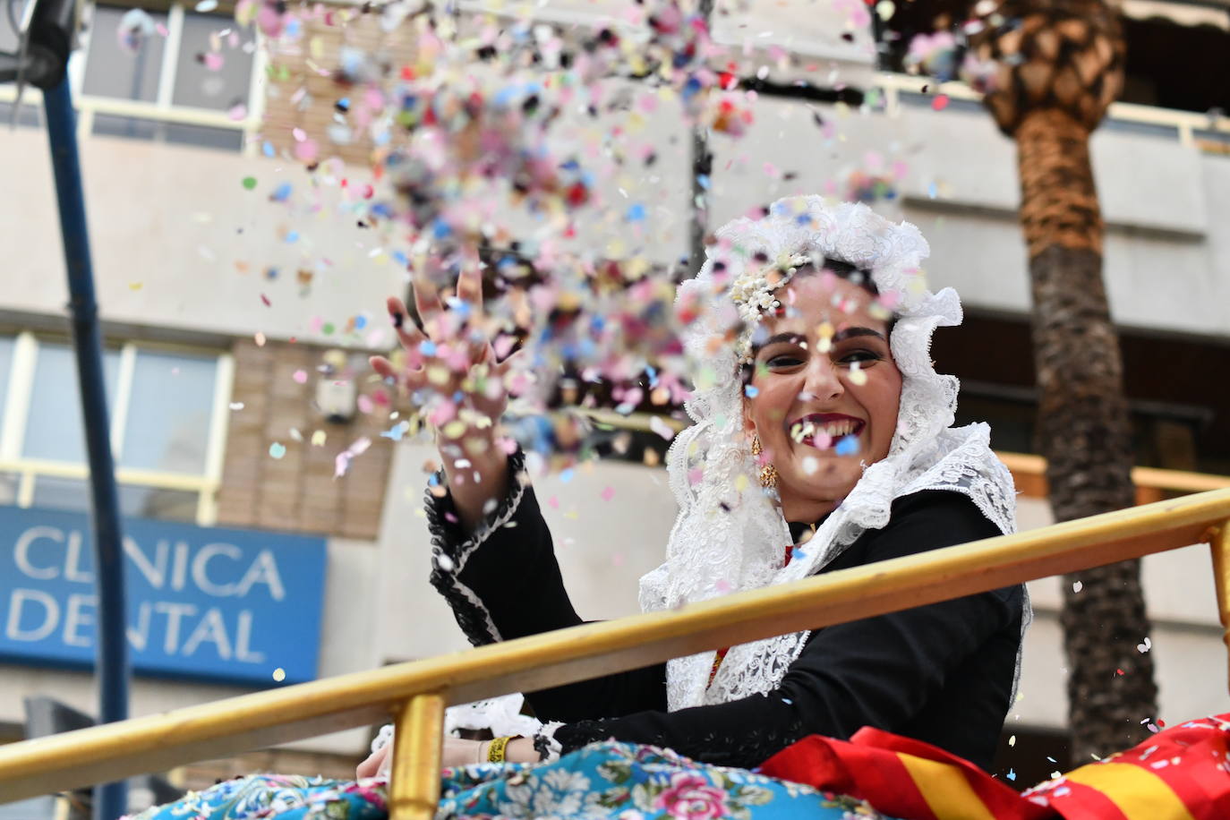 El coso multicolor llena Alicante de confeti después de una década