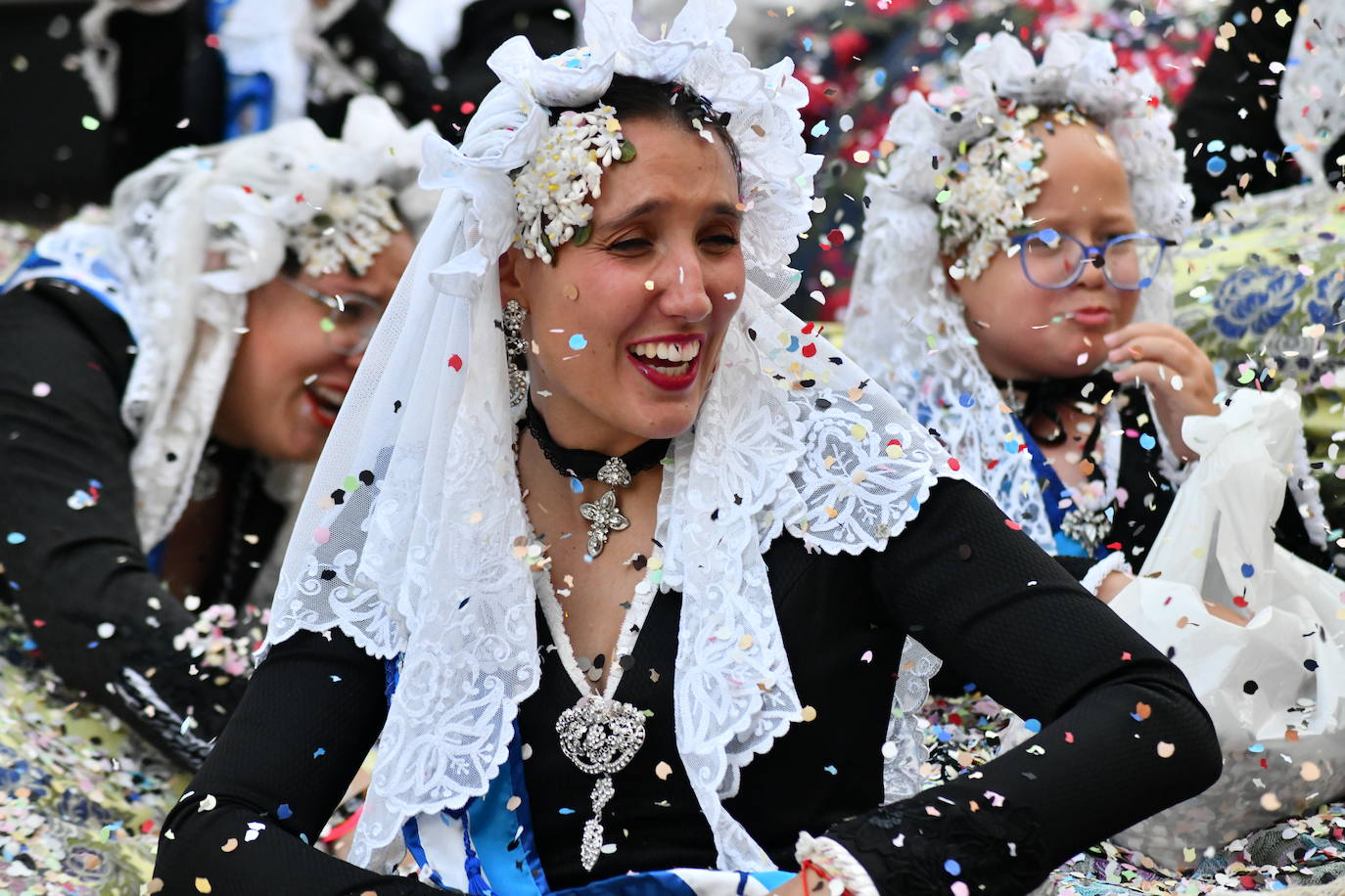 El coso multicolor llena Alicante de confeti después de una década