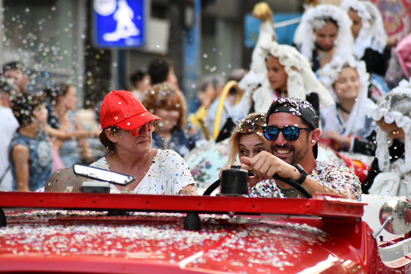 El coso multicolor llena Alicante de confeti después de una década