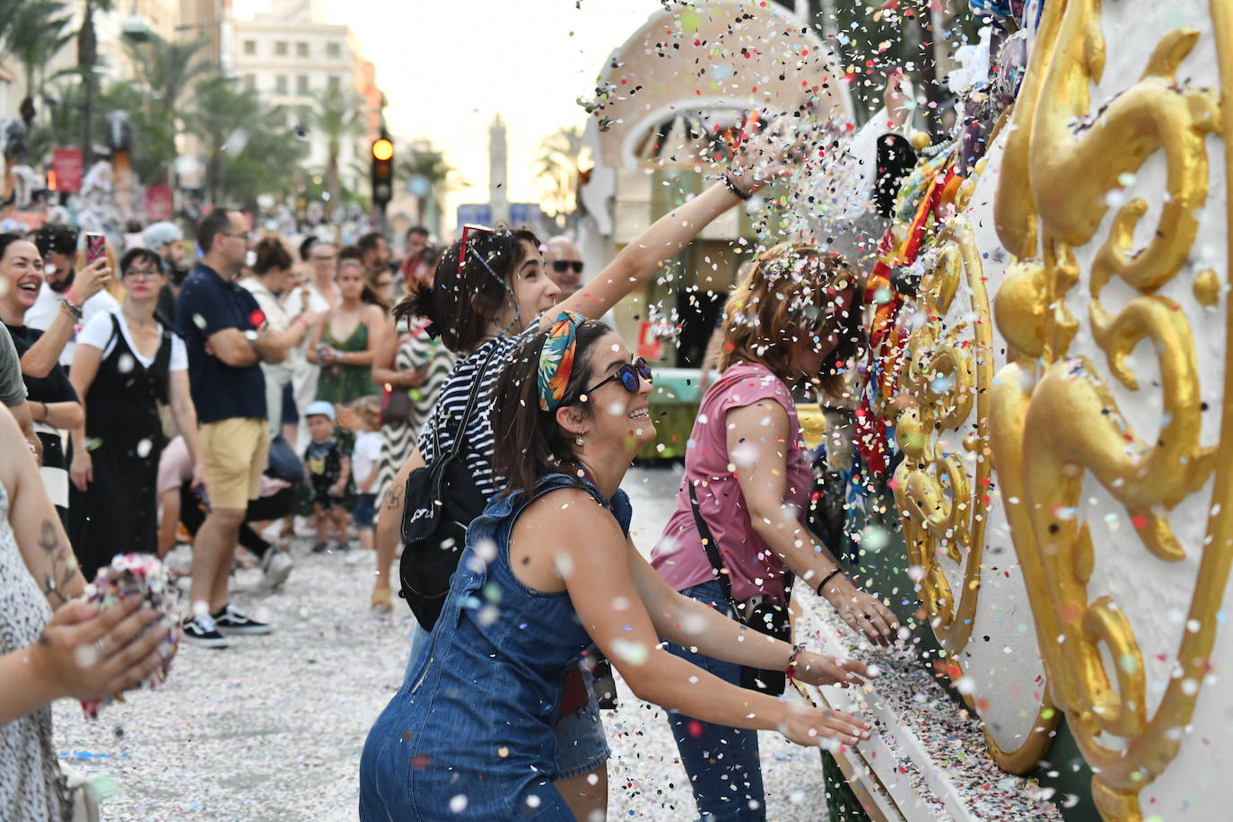 El coso multicolor llena Alicante de confeti después de una década