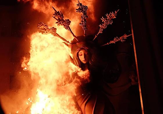 Cremà de 'Geoda', hoguera oficial de Alicante.