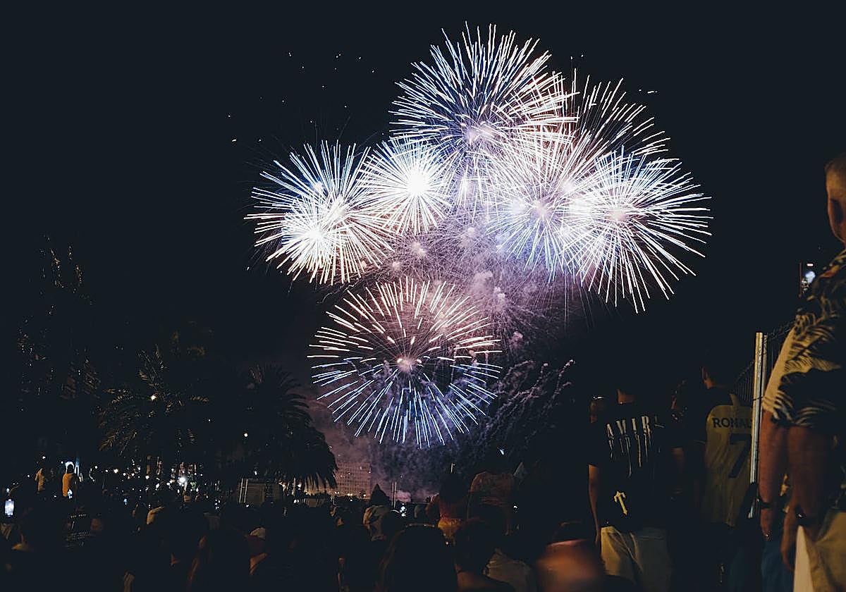 La primera noche de fuegos ilumina Alicante
