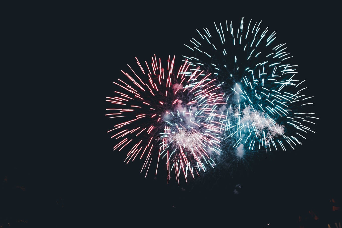 La primera noche de fuegos ilumina Alicante