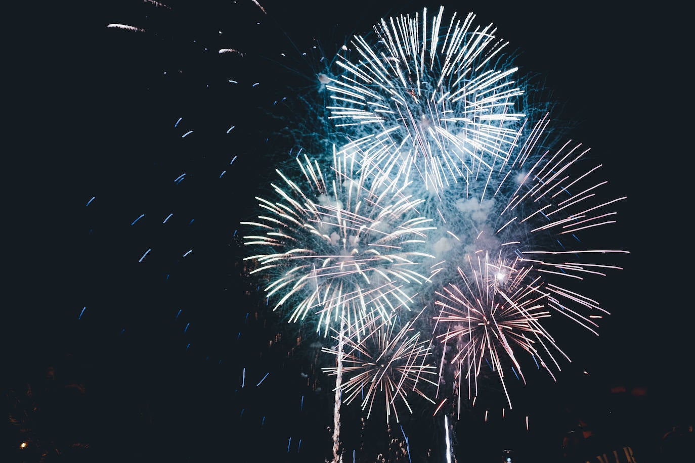 La primera noche de fuegos ilumina Alicante