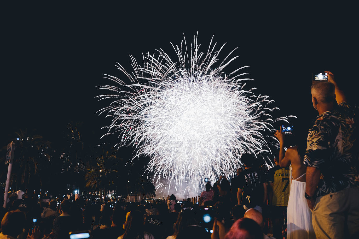 La primera noche de fuegos ilumina Alicante