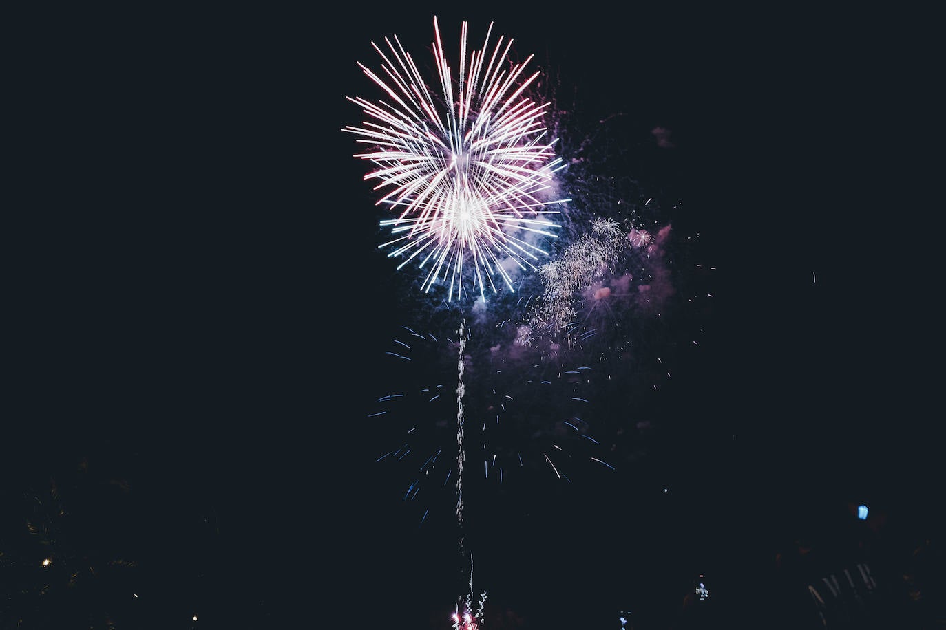 La primera noche de fuegos ilumina Alicante