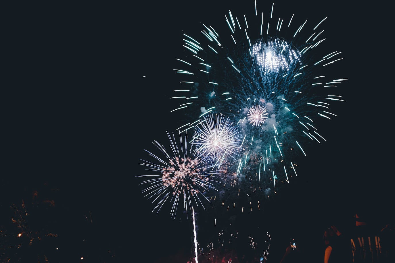 La primera noche de fuegos ilumina Alicante