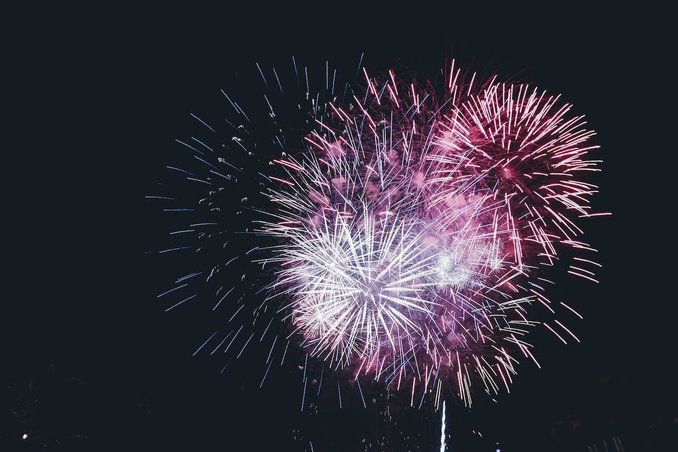 La primera noche de fuegos ilumina Alicante