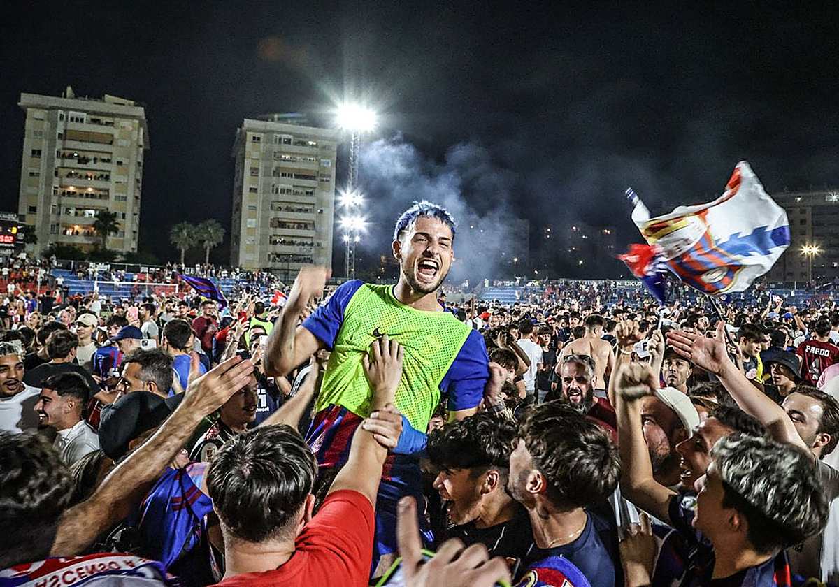 El goleador Manu Nieto durante la celebración del ascenso.