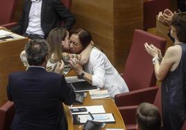 La alicantina Ana Vega felicita a Llanos Massó tras certificar su elección como presidenta de Les Corts.