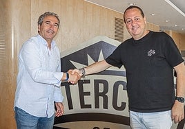 Fernando Ovidio estrecha la mano del presidente del CF Intercity Salva Martí