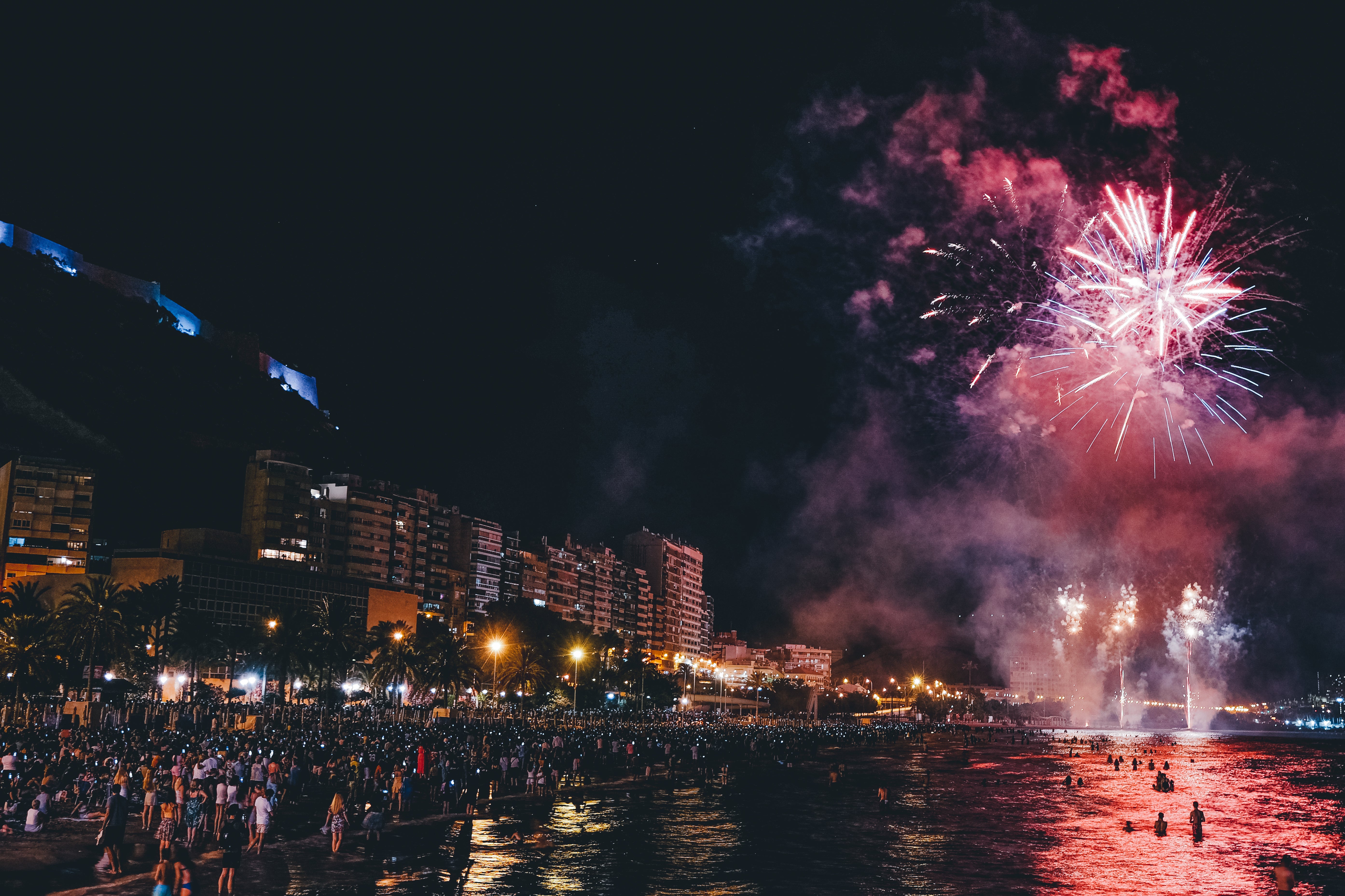 Los fuegos dejan en Alicante una explosión de colores